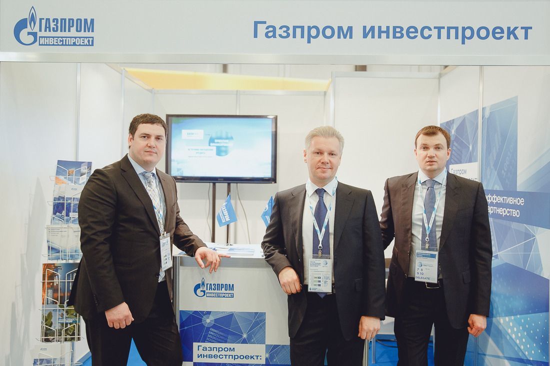 Слева-направо: Андрей Никифоров, Олег Наговицын, Андрей Чернощеков на выставочном стенде ООО «Газпром инвестпроект».