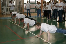 Соревнование по сгибанию и разгибанию рук в упоре лежа на полу.
